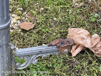 Pratogiardino Lucio Battisti abbandonato - Un brevetto tipicamente viterbese il famoso cestino porta rifiuti senza cestino - La base tagliente ed arrugginita, proprio dove giocano i bambini