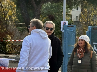 Viterbo - Prende forma il palco del viaggio della fiamma olimpica a piazza del Sacrario - L?assessore Emanuele Aronne con il questore Luigi Silipo