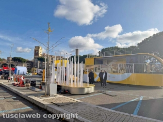 Viterbo - Prende forma il palco del viaggio della fiamma olimpica a piazza del Sacrario