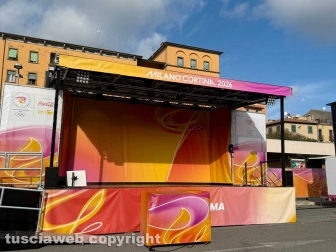 Viterbo - Prende forma il palco del viaggio della fiamma olimpica a piazza del Sacrario