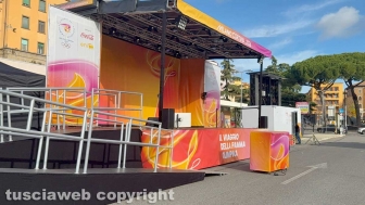 Viterbo - Prende forma il palco del viaggio della fiamma olimpica a piazza del Sacrario