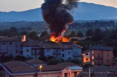 Prezzi pazzi distrutto dalle fiamme - Foto di Giorgio Porri