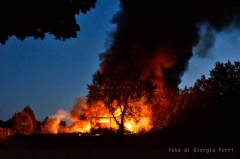 Prezzi pazzi distrutto dalle fiamme - Foto di Giorgio Porri