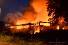 Prezzi pazzi distrutto dalle fiamme - Foto di Giorgio Porri