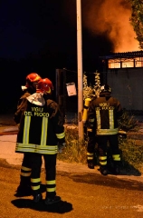 Prezzi pazzi distrutto dalle fiamme - Foto di Giorgio Porri