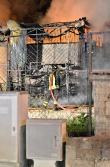 Prezzi pazzi distrutto dalle fiamme - Foto di Giorgio Porri