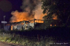 Prezzi pazzi distrutto dalle fiamme - Foto di Giorgio Porri
