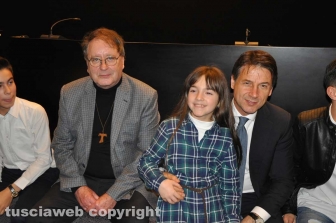 Roma - Prima del film "Ci alzeremo all'alba" - Giuseppe Conte insieme ai piccoli attori e al regista Jean Marie Benjamin