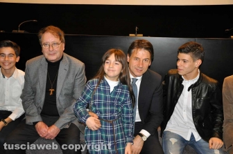 Roma - Prima del film "Ci alzeremo all'alba" - Giuseppe Conte insieme ai piccoli attori e al regista Jean Marie Benjamin