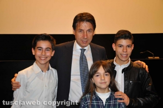 Roma - Prima del film "Ci alzeremo all'alba" - Il premier Giuseppe Conte con i piccoli attori