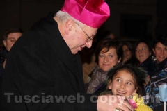 Il vescovo Lino Fumagalli con i bambini