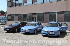 Le auto di polizia e carabinieri schierate davanti alla Questura