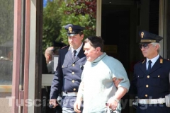 Gli arrestati escono dalla Questura, diretti a Mammagialla