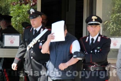 Gli arrestati escono dalla Questura, diretti a Mammagialla