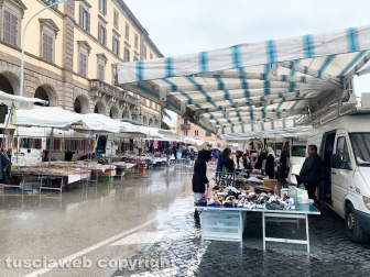 Viterbo - Prova generale con lo spostamento del mercato del sabato a pizza della Rocca