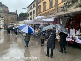 Viterbo - Prova generale con lo spostamento del mercato del sabato a pizza della Rocca