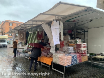 Viterbo - Prova generale con lo spostamento del mercato del sabato a pizza della Rocca