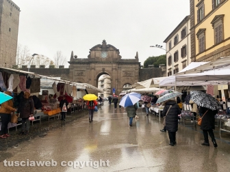 Viterbo - Prova generale con lo spostamento del mercato del sabato a pizza della Rocca