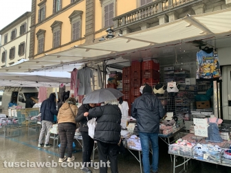 Viterbo - Prova generale con lo spostamento del mercato del sabato a pizza della Rocca