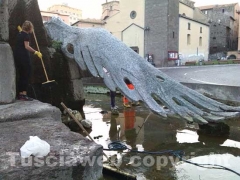 Pulita la fontana-monumento \"Al paracadutista d\'Italia\"