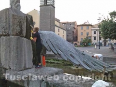 Pulita la fontana-monumento \"Al paracadutista d\'Italia\"