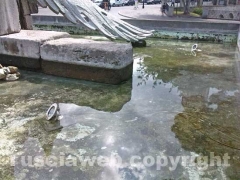 Pulita la fontana-monumento "Al paracadutista d'Italia"