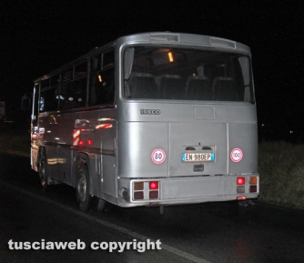 Pullman cappotta sulla Cassia Nord