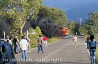 Pullman in fiamme
