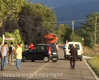Pullman in fiamme