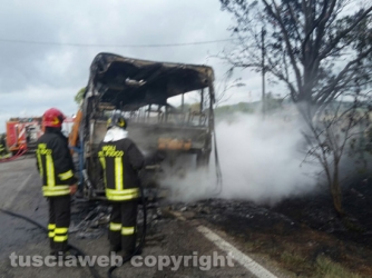 Il pullman distrutto dalle fiamme
