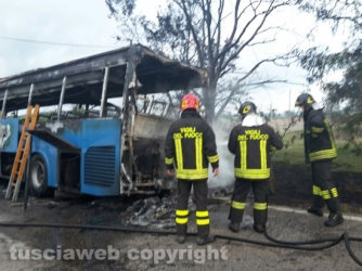 Il pullman distrutto dalle fiamme
