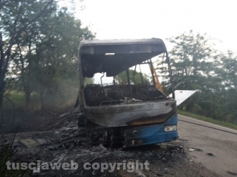 Il pullman distrutto dalle fiamme
