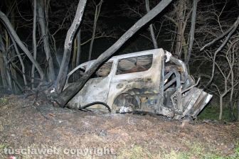 Pulmino in fiamme, madre e figlio carbonizzati