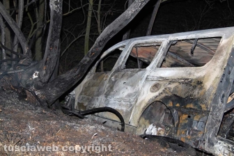 Pulmino in fiamme, madre e figlio carbonizzati