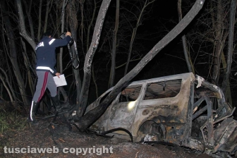 Pulmino in fiamme, madre e figlio carbonizzati