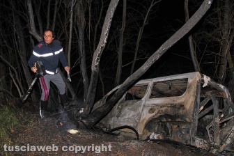 Pulmino in fiamme, madre e figlio carbonizzati