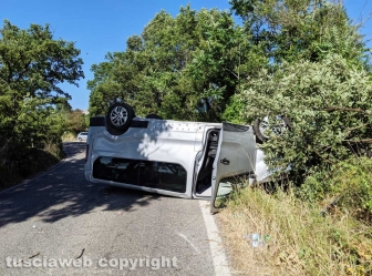 Barbarano Romano - Pulmino si ribalta