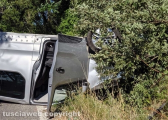 Barbarano Romano - Pulmino si ribalta