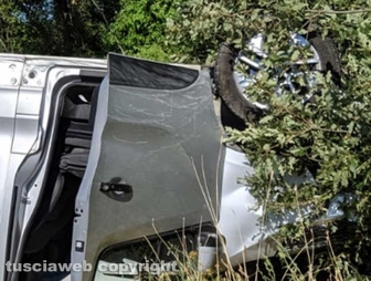 Barbarano Romano - Pulmino si ribalta