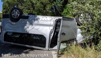 Barbarano Romano - Pulmino si ribalta