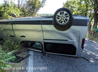 Barbarano Romano - Pulmino si ribalta