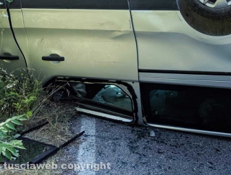 Barbarano Romano - Pulmino si ribalta