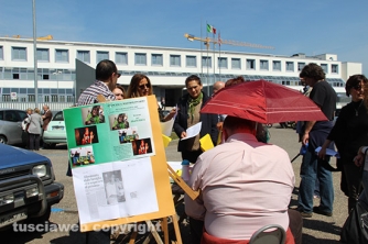 Insieme per Francesca - Raccolta firme fuori dal tribunale di Viterbo