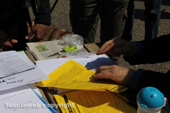 Insieme per Francesca - Raccolta firme fuori dal tribunale di Viterbo