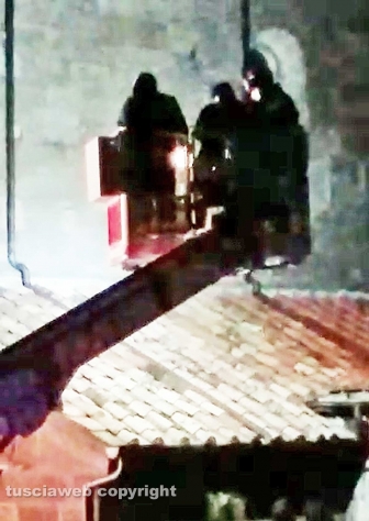 Viterbo - Donna soccorsa in casa dopo l'attacco di un cane