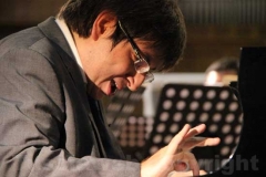 Ramin Bahrami diverte e si diverte