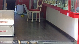 Viterbo - Rapina alla gioielleria Bracci