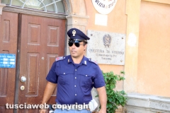 Vetralla - Tarquinia - Pistola in pugno rapinano supermercato - Uno dei due agenti intervenuti per bloccare i rapinatori