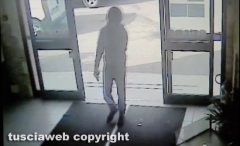Vetralla - Tarquinia - Pistola in pugno rapinano supermercato - I rapinatori ripresi all\'ingresso dalle telecamere di sicurezza