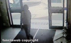 Vetralla - Tarquinia - Pistola in pugno rapinano supermercato - I rapinatori ripresi all\'ingresso dalle telecamere di sicurezza